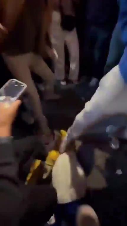 驚！尼克斯大勝步行者后，哈利伯頓遭主場球迷群毆