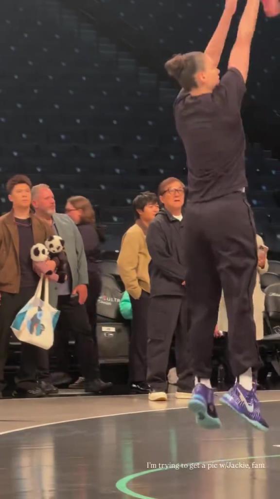 71歲成龍現(xiàn)身巴克萊中心看女籃比賽：她們投籃怎么那么準(zhǔn)?。?！